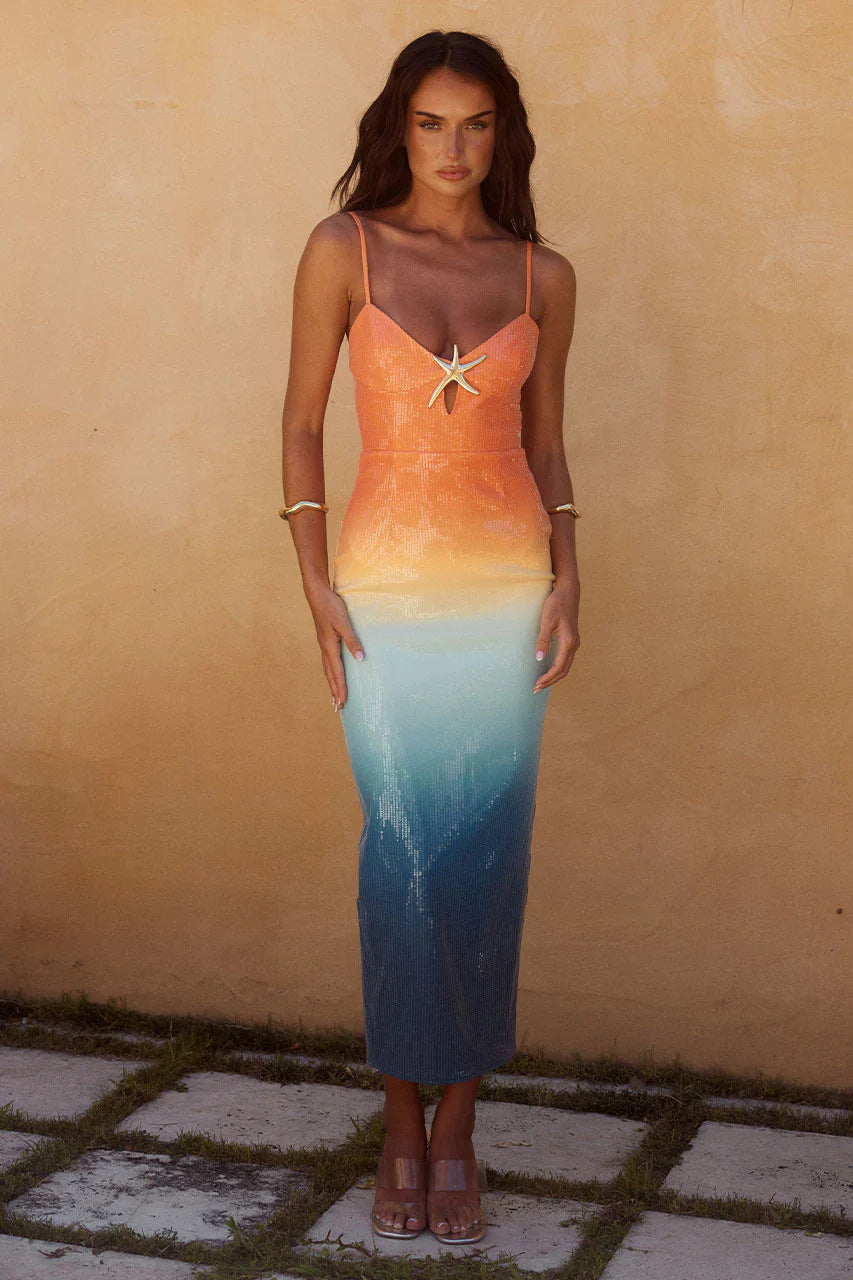 Elegante Ombre Sunset midi jurk met een laag uitgesneden halslijn, unieke zeester broche en delicate pailletten, perfect voor speciale gelegenheden.