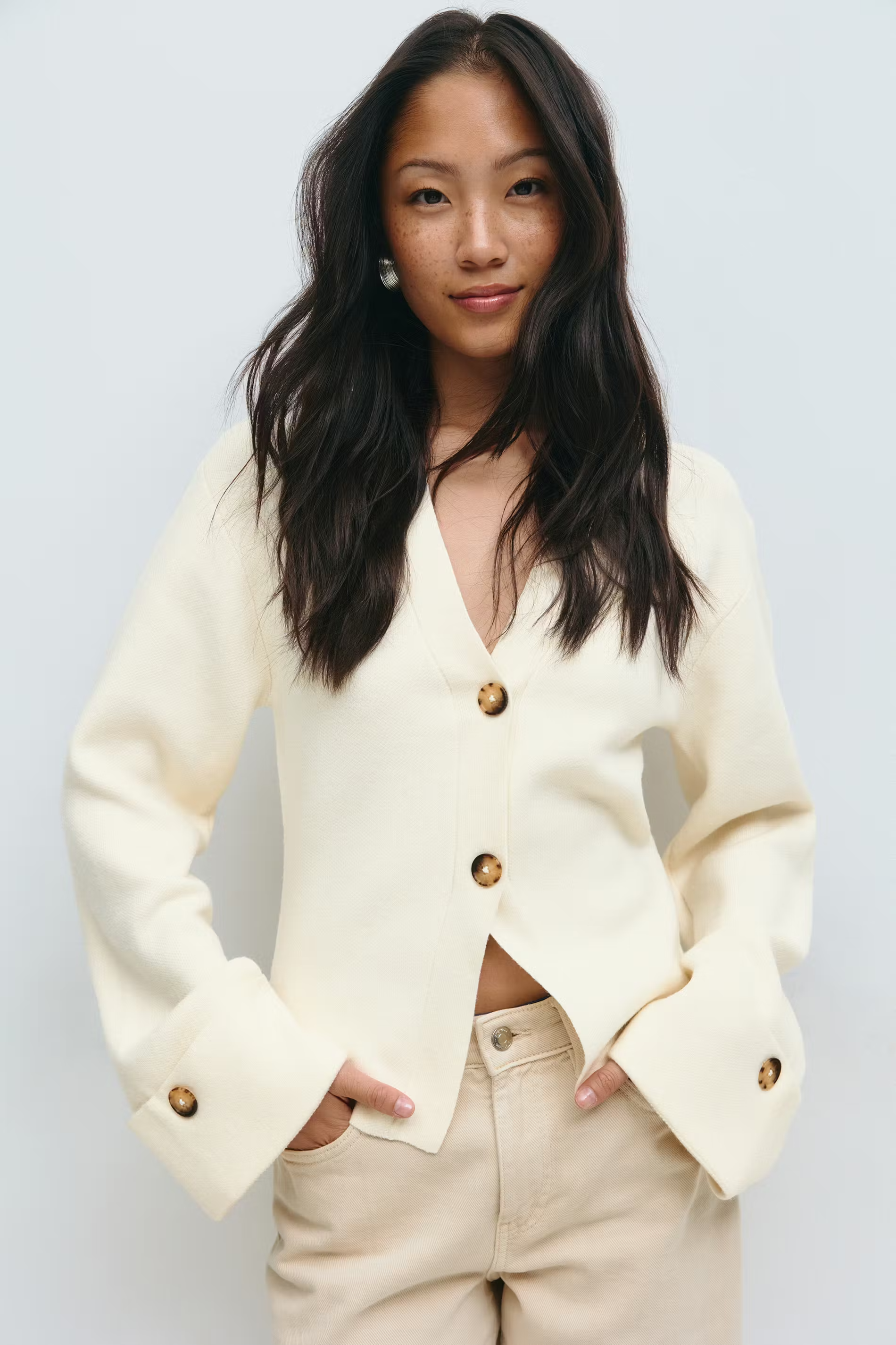 eige cardigan met v-hals en grote knopen