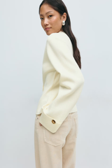 beige cardigan en witte ribbroek