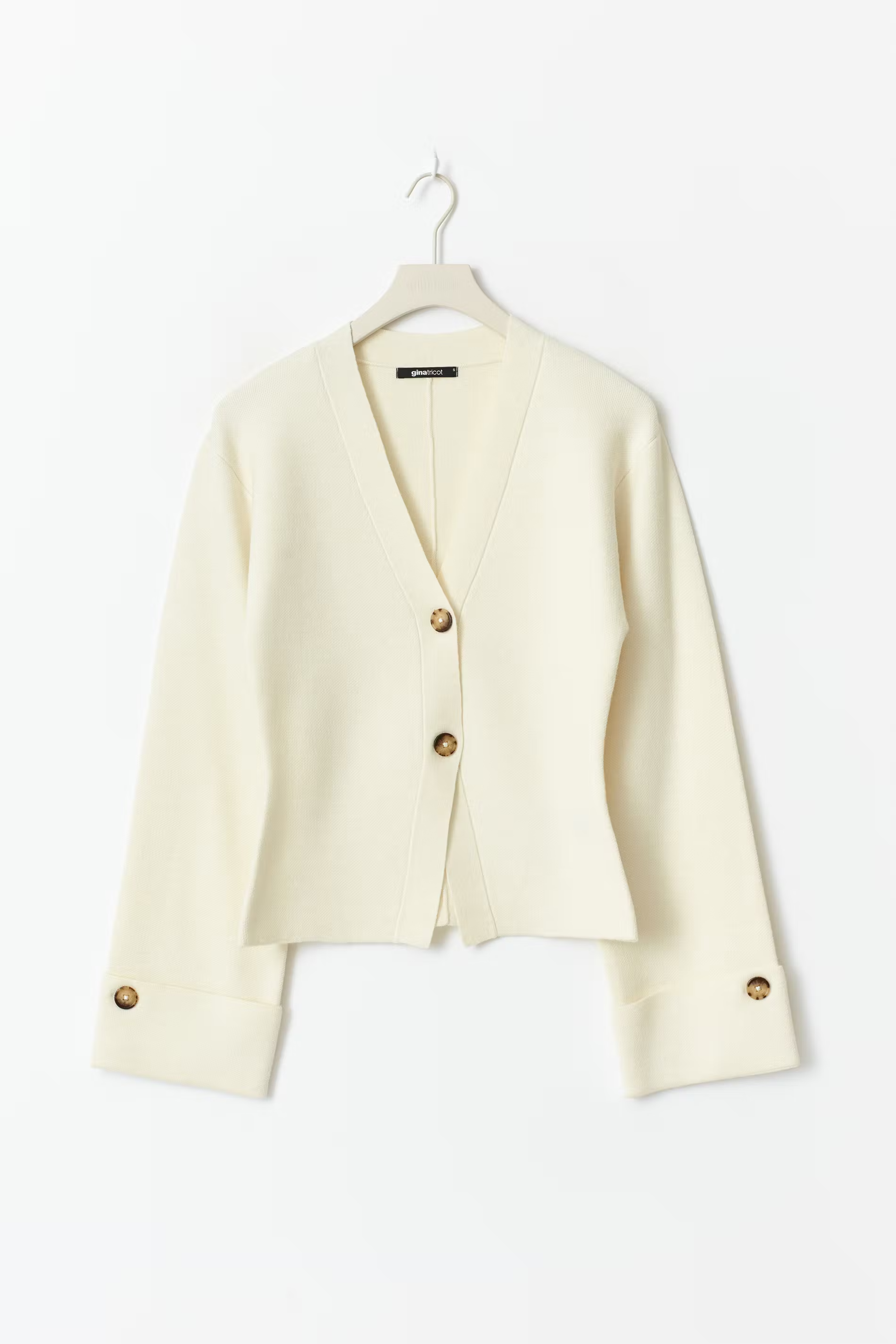 beige cardigan met diepe v-hals en knopen op hanger