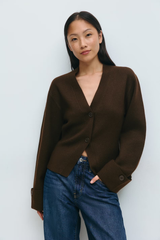 donkerbruine cardigan met v-hals en grote knopen