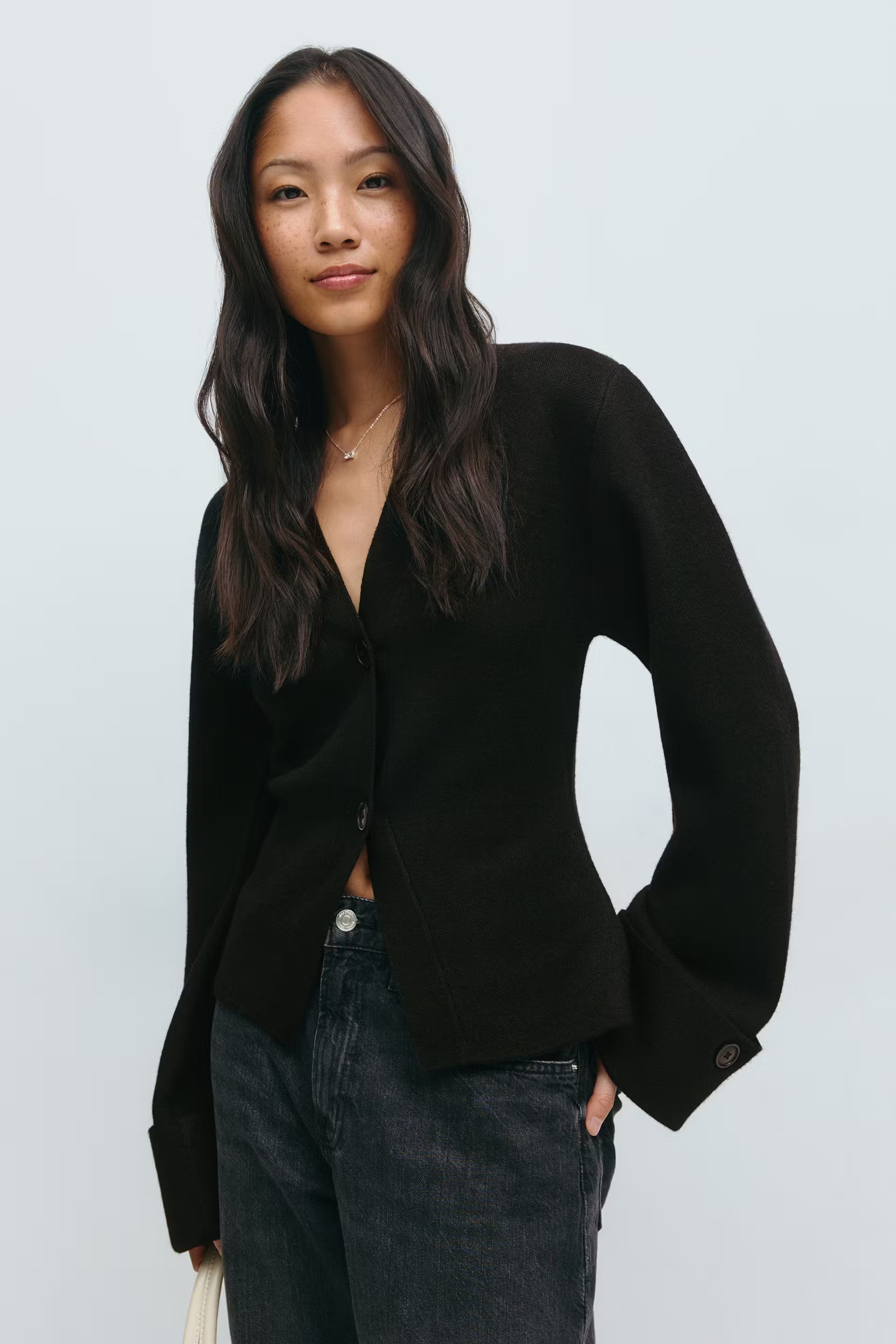 zwarte cardigan met subtiele manchetdetails