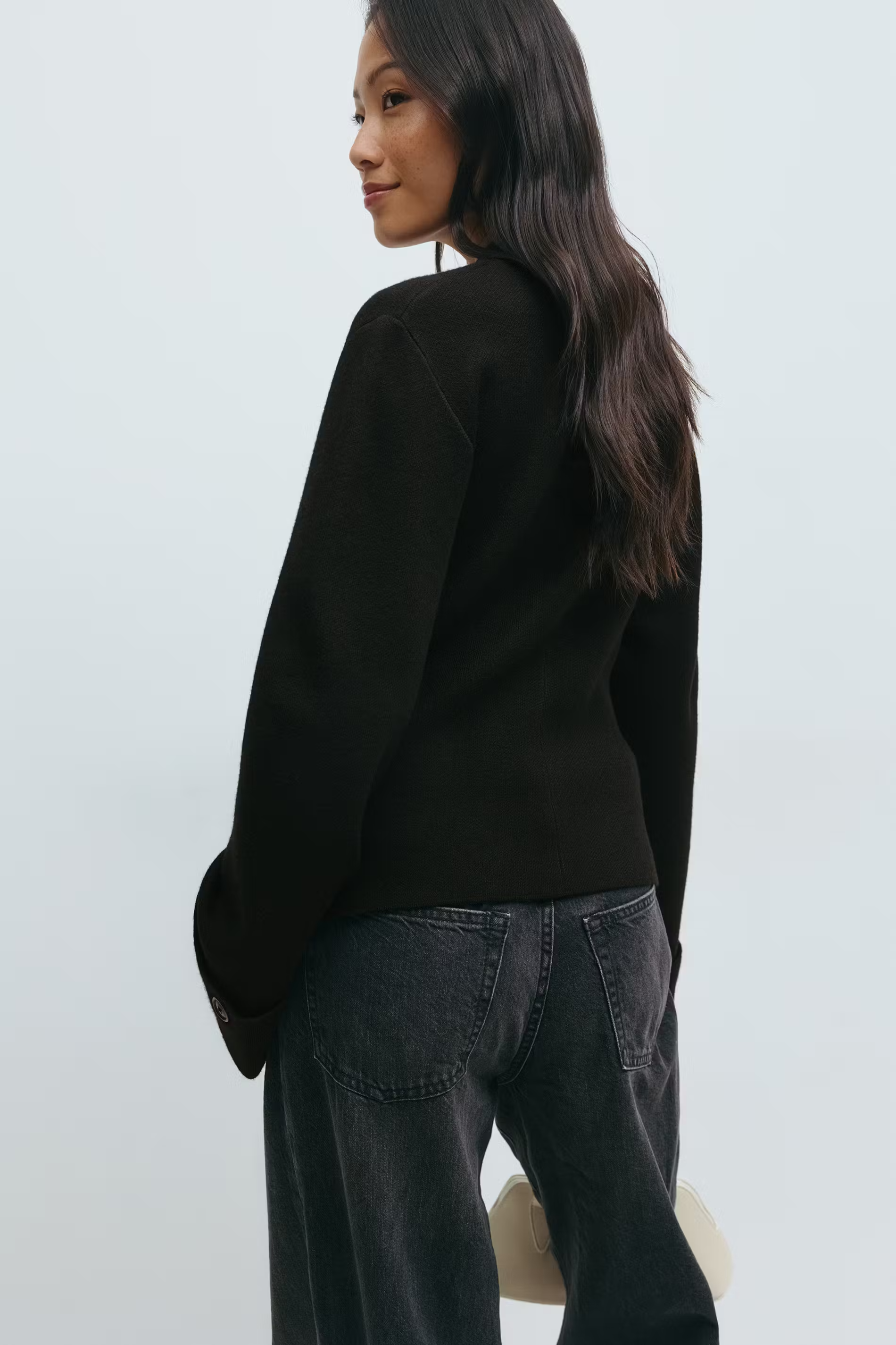 achterkant zwarte cardigan met subtiele manchetdetails