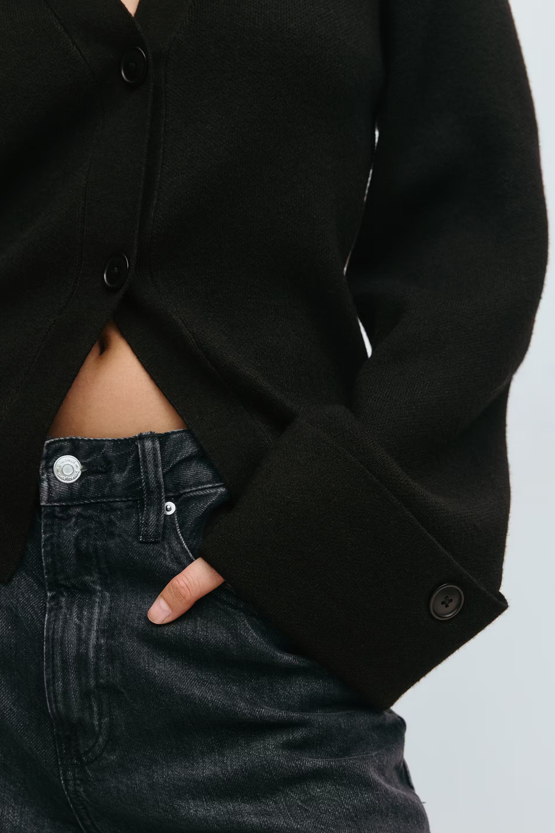 warte cardigan met knopen en zwarte jeans