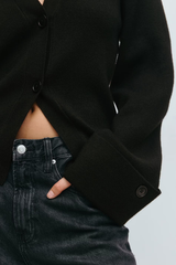 warte cardigan met knopen en zwarte jeans