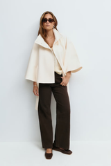 Loreza Capejas | Elegante Damesjas met Ceintuur & Hoge Kraag