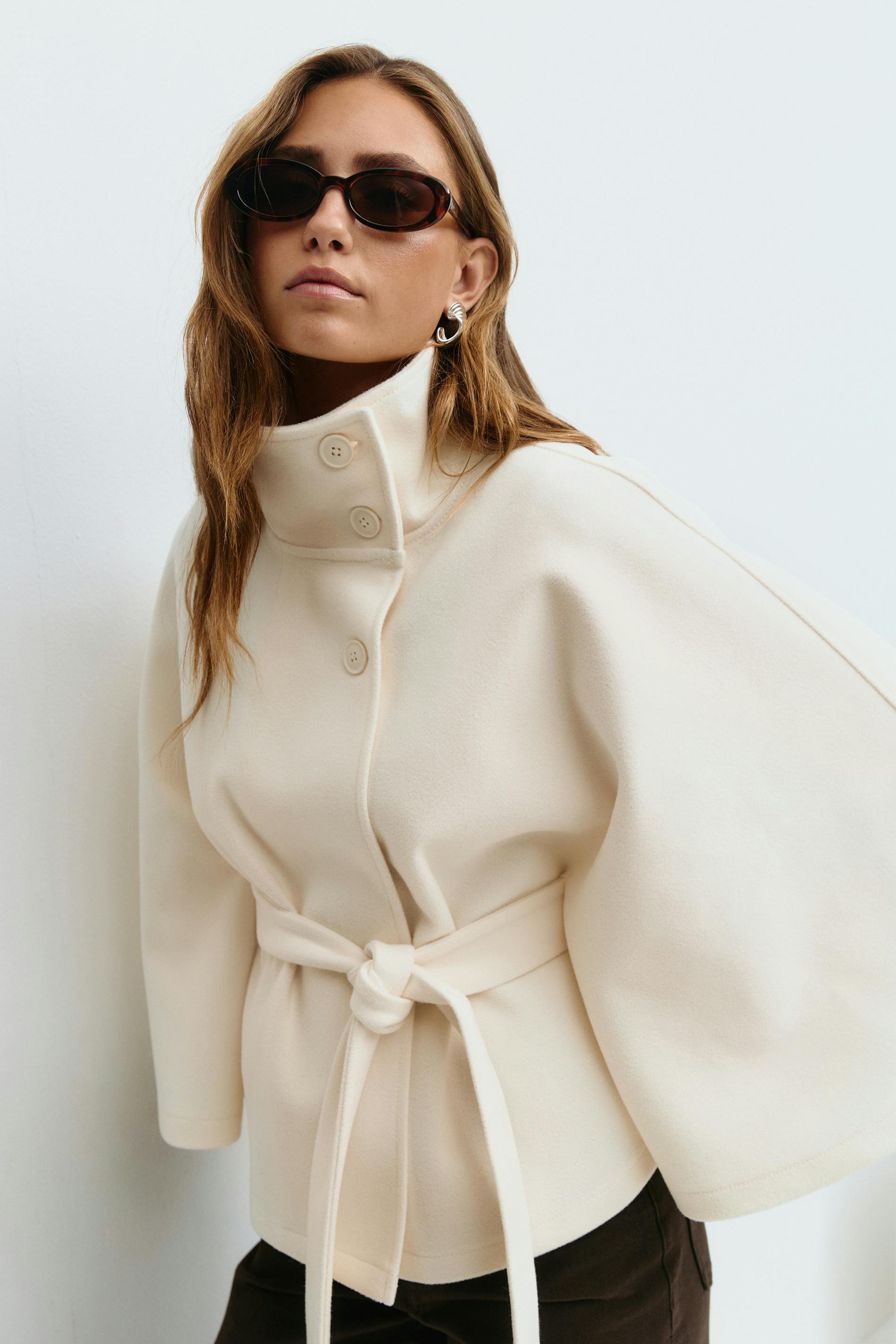 Loreza Capejas | Elegante Damesjas met Ceintuur & Hoge Kraag
