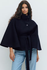 blauwe cape jas met wijde mouwen en ceintuur – voorkant