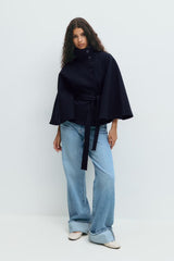 marineblauwe cape jas met wijde mouwen en ceintuur – voorkant