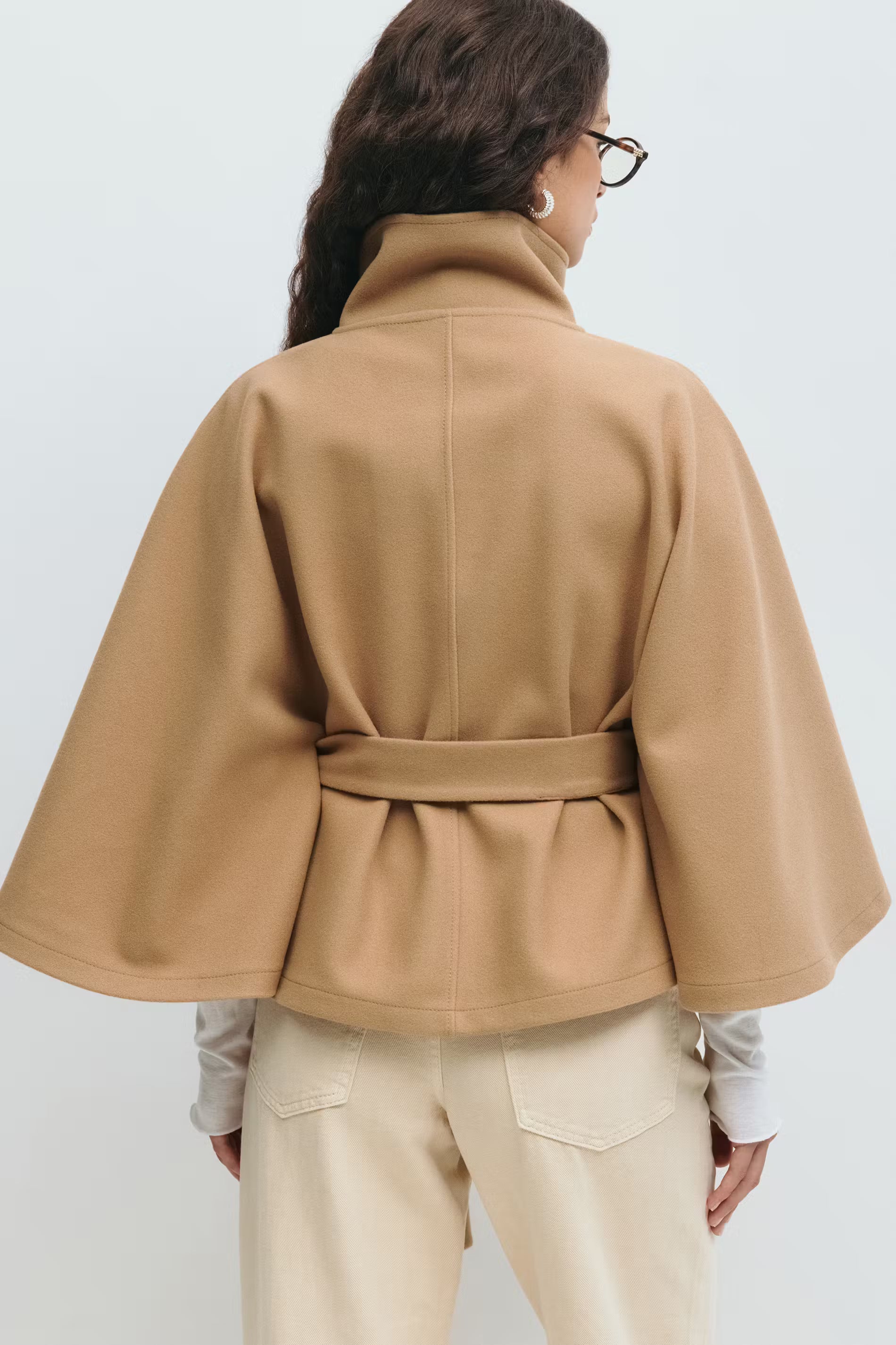 Beige cape jas met wijde mouwen en ceintuur – achterkant