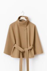 Beige cape jas met hoge kraag en ceintuur – productfoto hanger