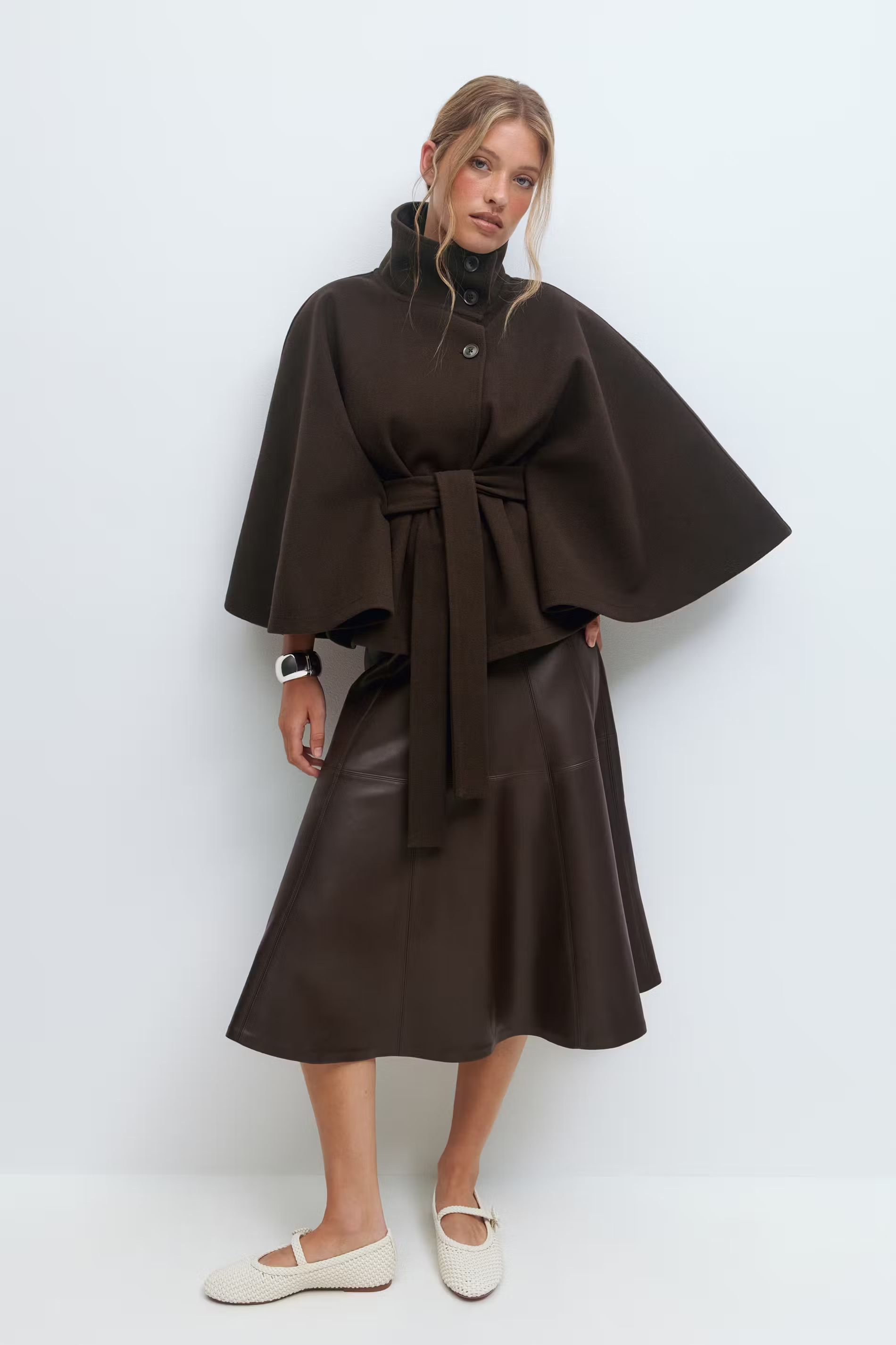 Loreza Capejas | Elegante Damesjas met Ceintuur & Hoge Kraag
