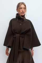 Donkerbruine cape jas met hoge kraag en knoopsluiting – close-up voorkant