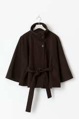 Close up donkerbruine cape jas met hoge kraag en knoopsluiting – close-up voorkant