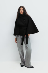 Loreza Capejas | Elegante Damesjas met Ceintuur & Hoge Kraag