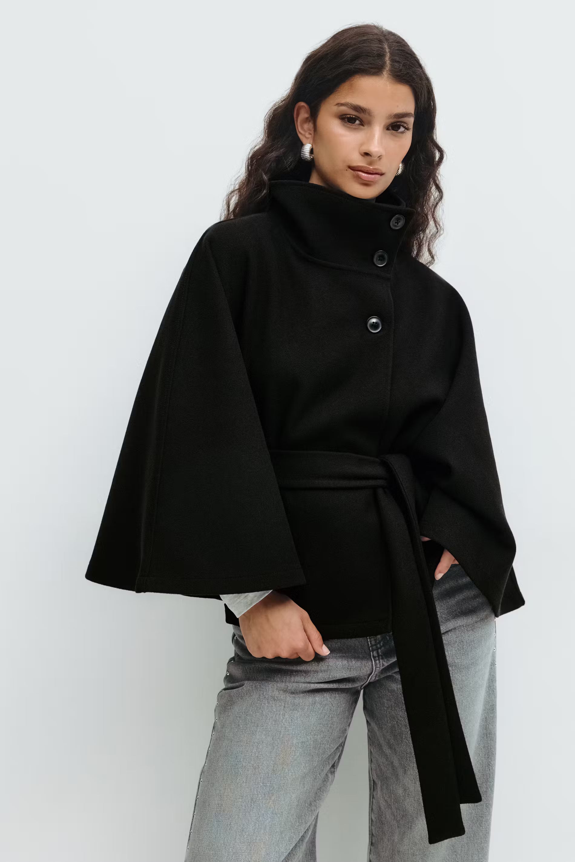 Loreza Capejas in zwart – gedragen door model met jeans