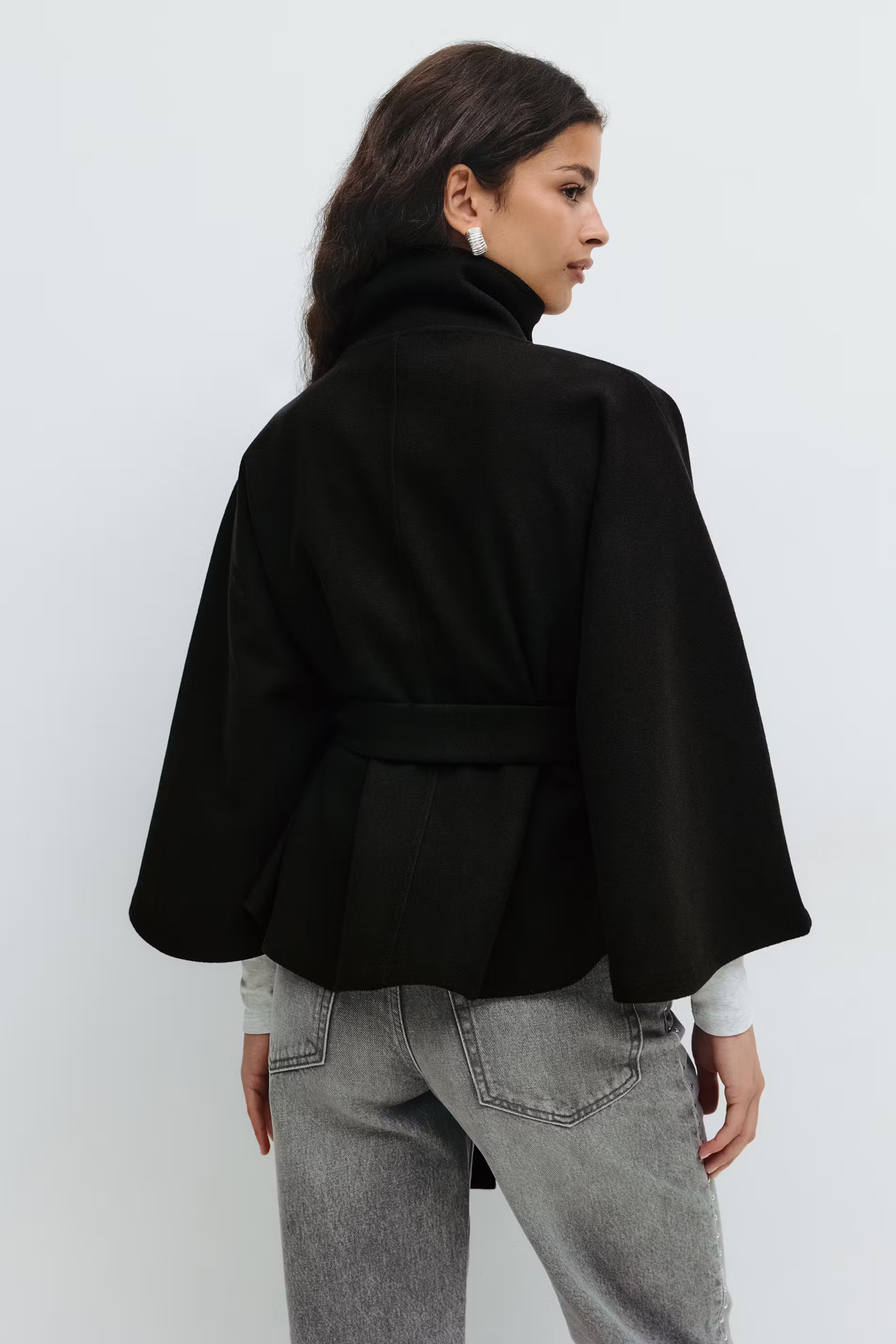 Zwarte cape jas met hoge kraag en wijde mouwen – achterkant