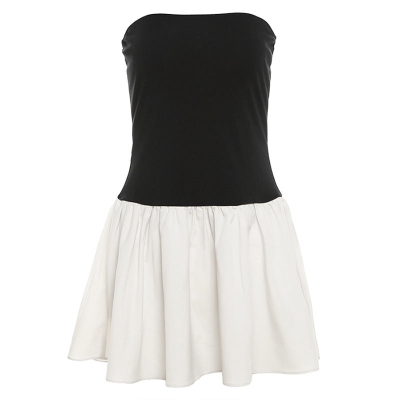 Trendy strapless zwart-witte jurk met strakke top en uitlopende rok, perfect voor zomer, casual en formele gelegenheden