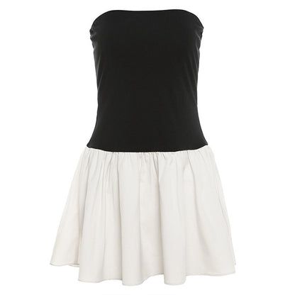 Trendy strapless zwart-witte jurk met strakke top en uitlopende rok, perfect voor zomer, casual en formele gelegenheden