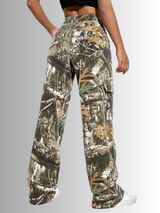 CamoStrike Denim |– Stoere camouflage jeans met wijde pijpen en high-waist pasvorm, perfect voor casual en streetwear looks.