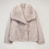 De VelvetFur Luxe Coat, een stijlvolle nep bont jas, perfect voor zowel casual als chique gelegenheden.