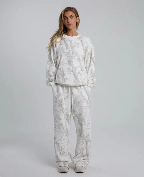 Camo Urban Loungewear | Witgrijze Lounge Set met Takkenprint & Oversized Fit