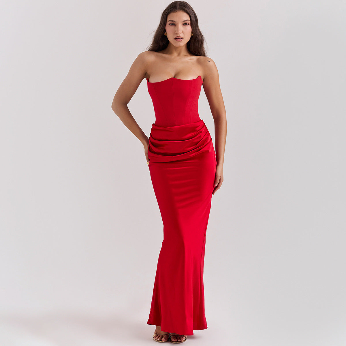  De Radiant™ Maxi Jurk is een elegante strapless avondjurk, verkrijgbaar in meerdere kleuren. Met een strakke pasvorm, gestructureerde buste en verfijnde drapering is deze jurk perfect voor formele gelegenheden, gala's en speciale evenementen. De satijnen glans voegt een vleugje luxe toe, terwijl de ritssluiting aan de achterkant zorgt voor een perfecte pasvorm. Combineer met hakken en subtiele sieraden voor een tijdloze en chique look.