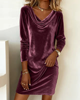 Dames velvet jurk aubergine met elegante halslijn