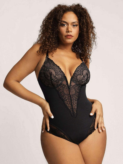 CurveLuxe Bodysuit - Sexy kanten shapewear met V-hals, ontworpen om rondingen te accentueren en een slanker silhouet te bieden, met verstelbare schouderbanden en ademende stof.