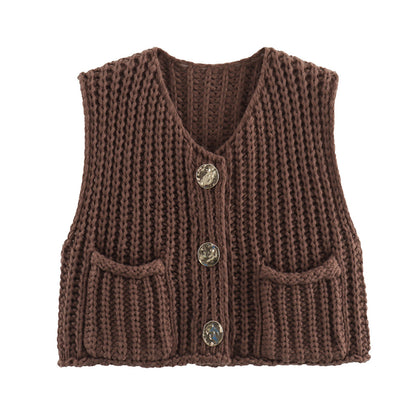 KnitCharm Vest in bruin - Stijlvol mouwloos gebreid vest met luxe gouden knopen, perfect voor gelaagde herfst- en winterlooks