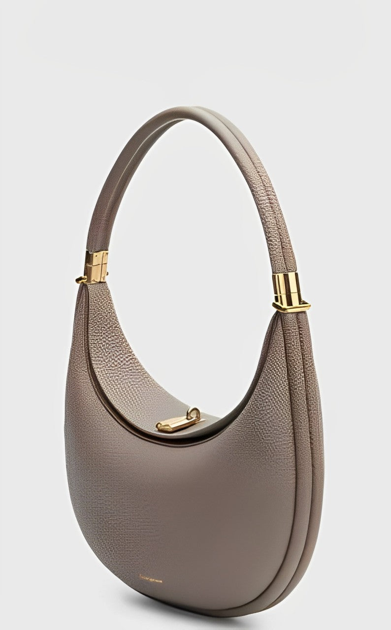 Beige tas die in vier stijlen kan worden gedragen: schoudertas, handtas, polsclutch of crossbody, met elegant design en goudkleurige accenten, beschikbaar in meerdere kleuren