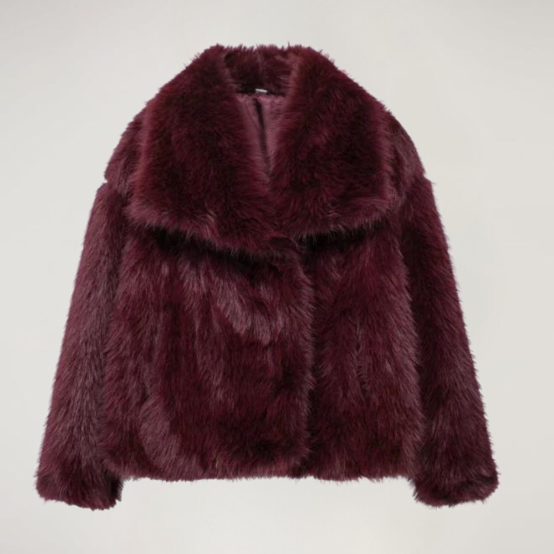 De VelvetFur Luxe Coat, een stijlvolle nep bont jas, perfect voor zowel casual als chique gelegenheden.