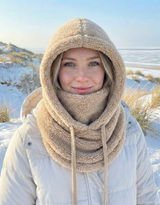 beige teddy hood sjaal met trekkoord en capuchon tijdens winterwandeling