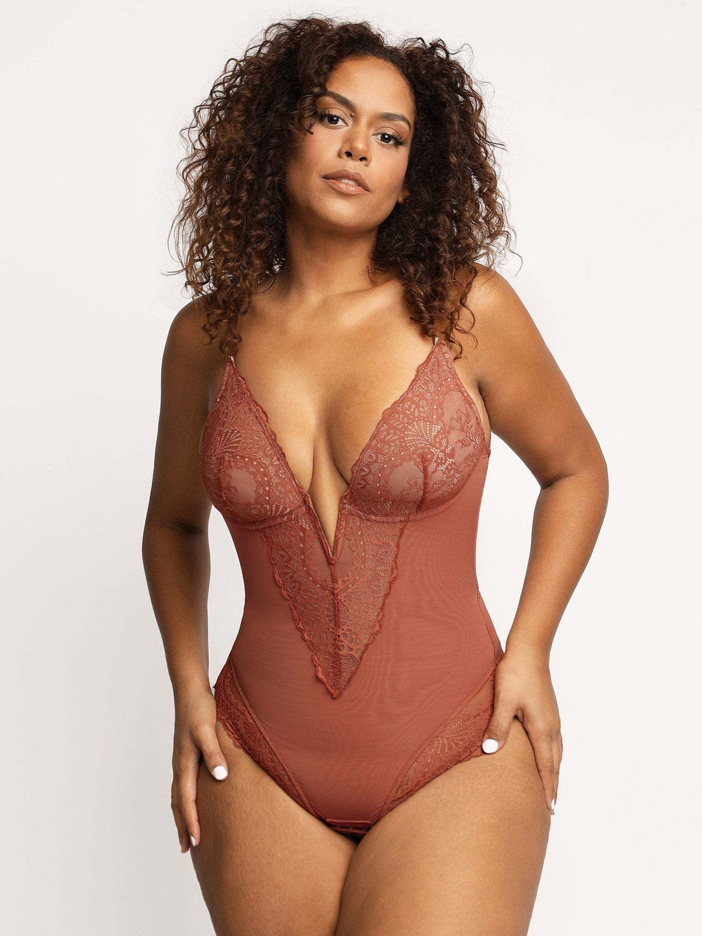 CurveLuxe Bodysuit - Sexy kanten shapewear met V-hals, ontworpen om rondingen te accentueren en een slanker silhouet te bieden, met verstelbare schouderbanden en ademende stof.