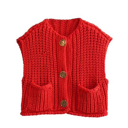 KnitCharm Vest in rood - Stijlvol mouwloos gebreid vest met luxe gouden knopen, perfect voor gelaagde herfst- en winterlooks