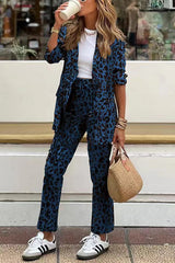 model draagt blauwe leopardprint tweedelige set met blazer en broek, gecombineerd met sneakers