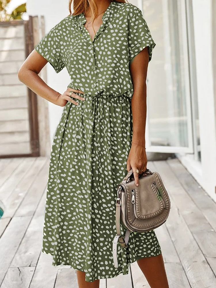 groene midi zomerjurk met abstracte stippenprint en korte mouwen