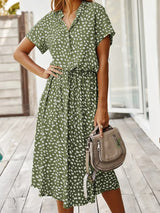 groene midi zomerjurk met abstracte stippenprint en korte mouwen