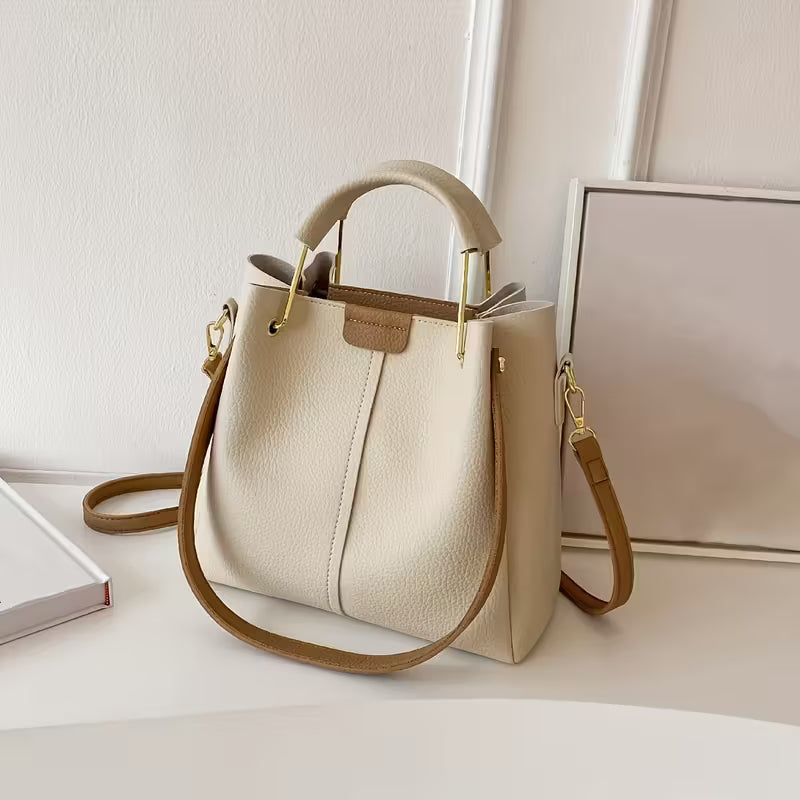 Beige Viva Chic Tote op tafel met verstelbare schouderriem