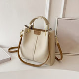Beige Viva Chic Tote op tafel met verstelbare schouderriem