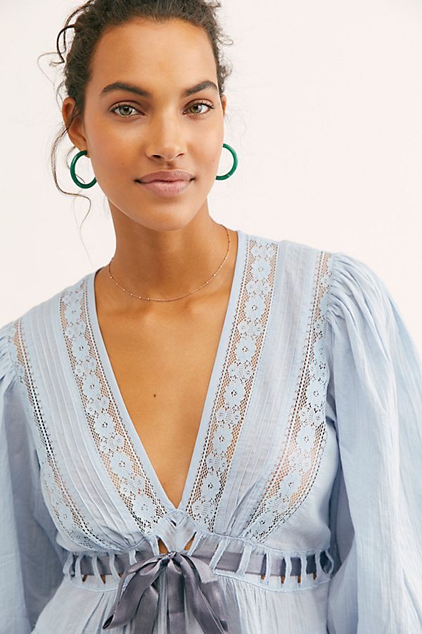 lichtblauwe blouse achterkant met kantdetail en plooien dames