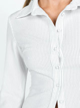 Tijdloze Witte Vesper Pinstripe Blouse, perfect voor een chique uitstraling.