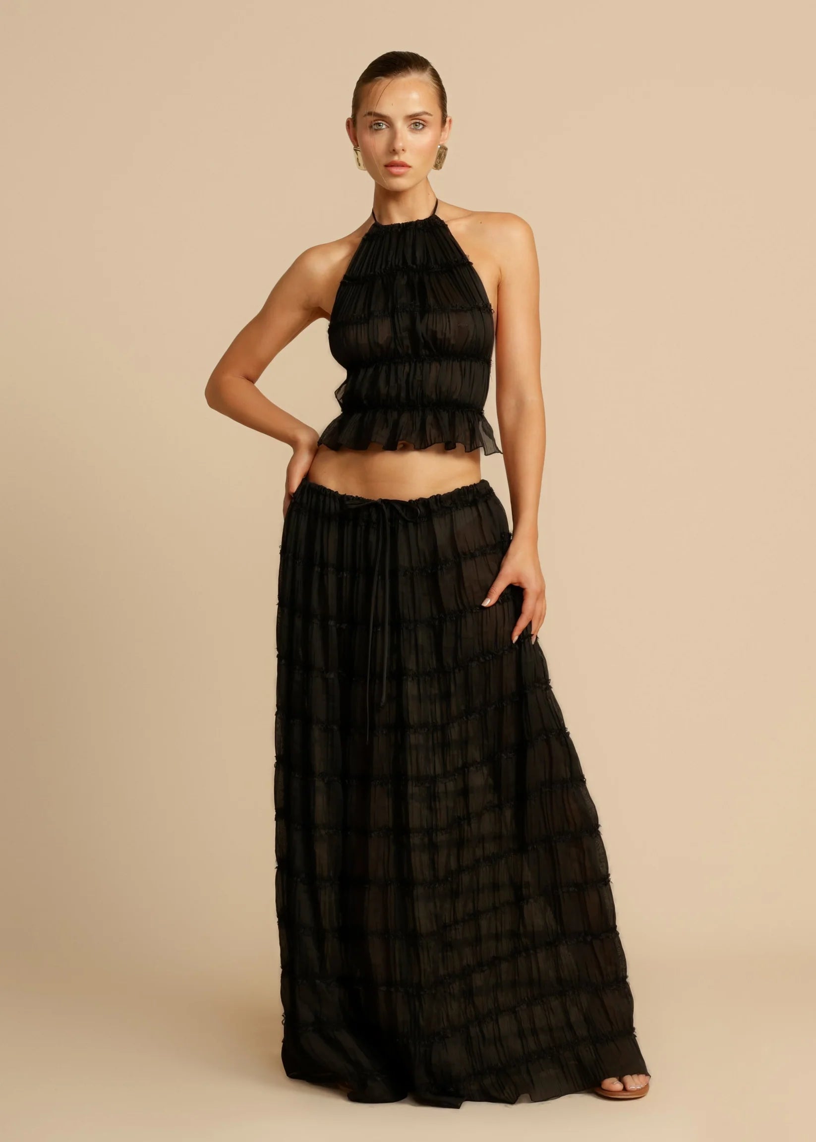 Twee-delige zwarte zomerset met geplooide maxi rok en haltertop, open rug
