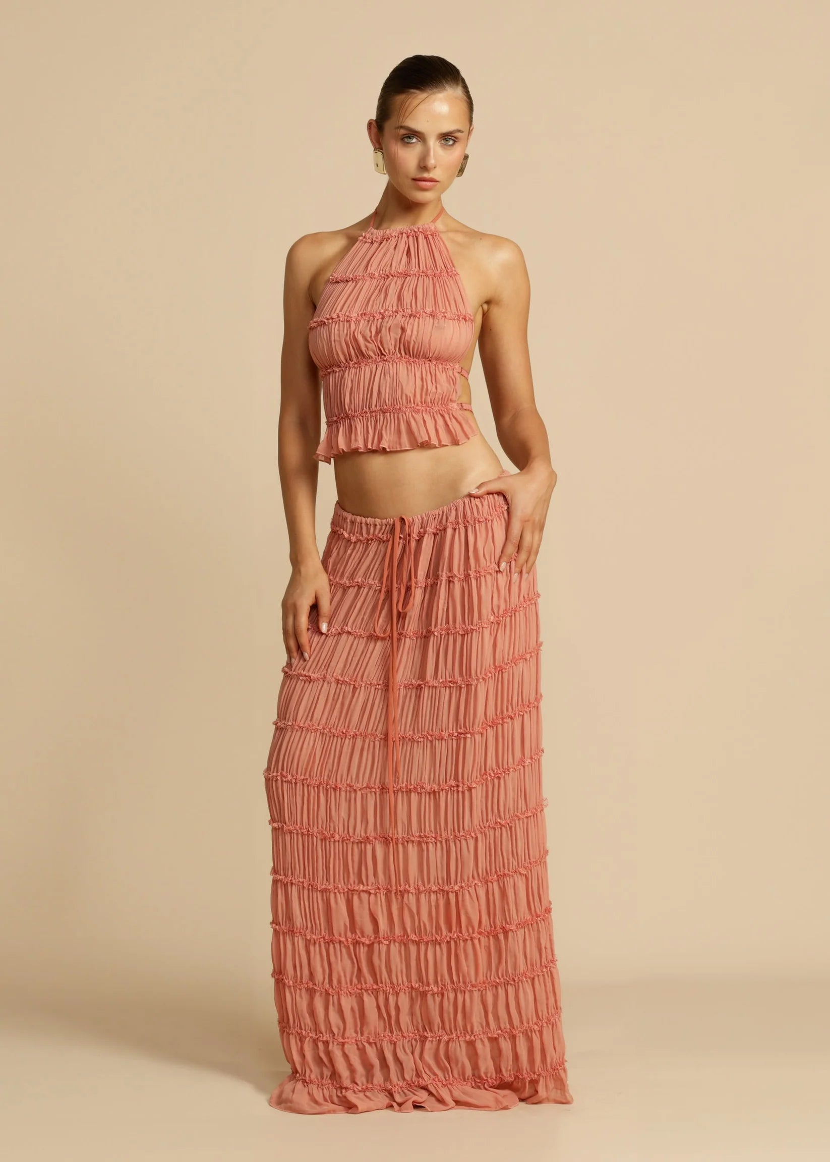 Twee-delige Perzikkleurige zomerset met geplooide maxi rok en haltertop, open rug