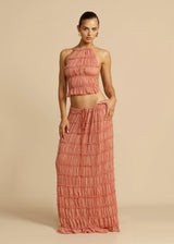 Twee-delige Perzikkleurige zomerset met geplooide maxi rok en haltertop, open rug