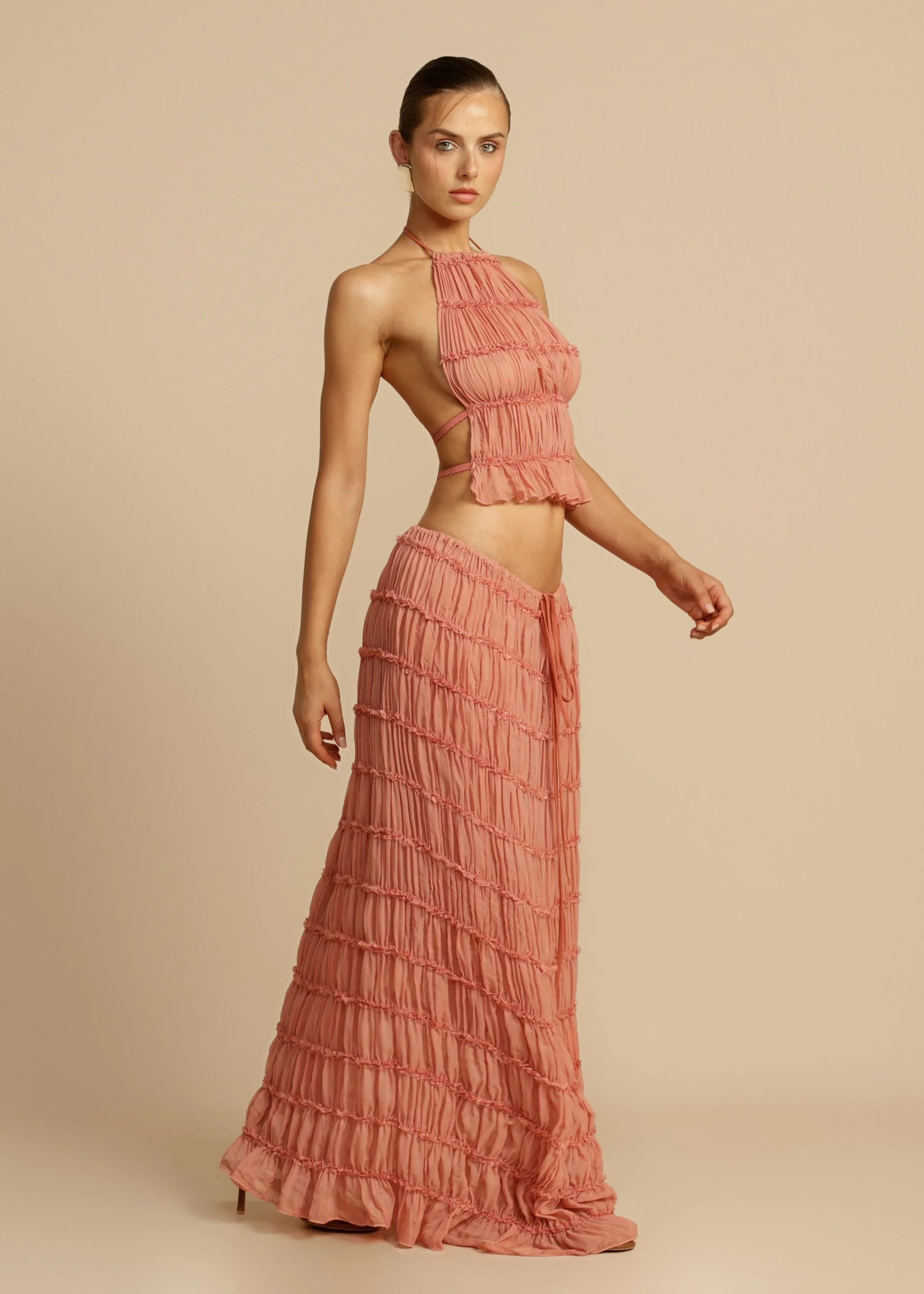 Twee-delige Perzikkleurige zomerset met geplooide maxi rok en haltertop, open rug
