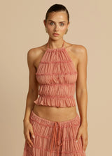 Twee-delige Perzikkleurige zomerset met geplooide maxi rok en haltertop, open rug