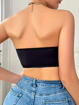 zwarte strapless bandeau BH zonder bandjes onder denim jeans