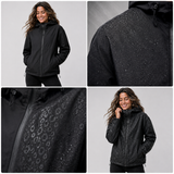 zwarte regenjas dames detail met waterdruppels op de luipaardprint