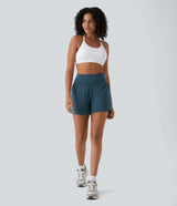 Model met blauwe sportshort en witte sporttop